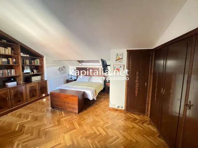 Ático duplex con chimenea y vistas panorámicas — 14