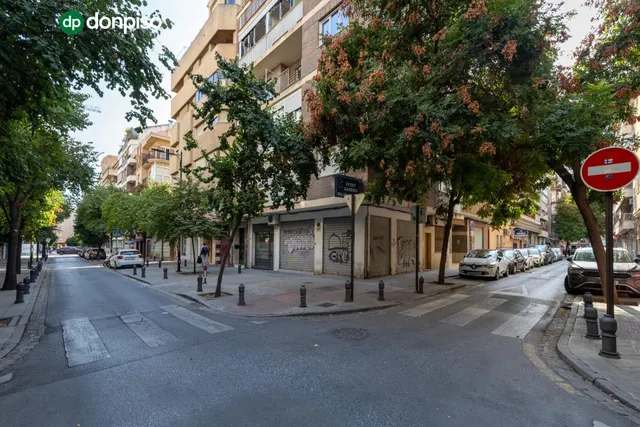Local comercial junto a calle Alhamar. Ideal para oficina, despacho o almacén. Muy económico — 16