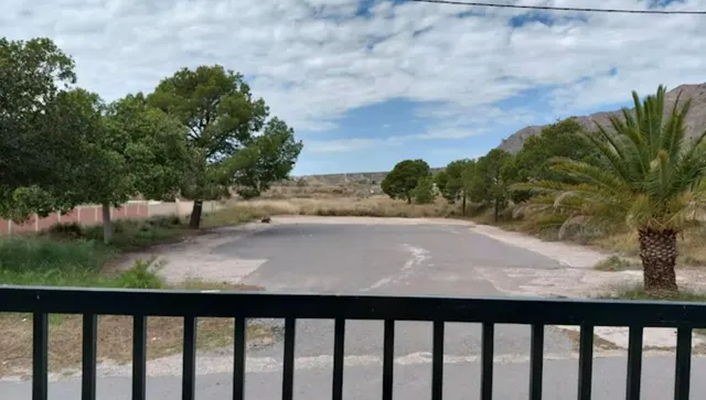 Alquiler de chalet independiente con piscina y parcela de 2.300m2 — 25