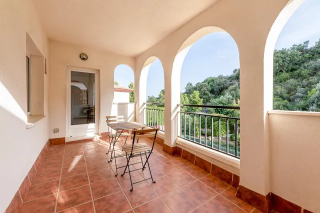 Piso reformado con gran terraza al sur, vistas verdes, garaje y piscina en Benalmádena Pueblo — 12