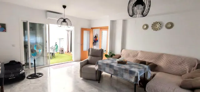 Casa de esquina con patio y chimenea en Villaverde del Río - foto 2