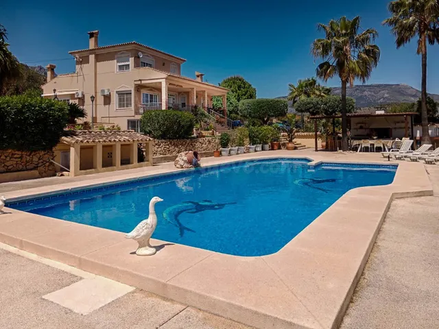 Villa de cuatro dormitorios con 4500m2 de parcela con piscin