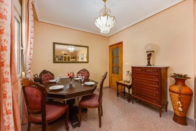 Amplio apartamento de 4 dormitorios en el corazón de Torrevieja — 13