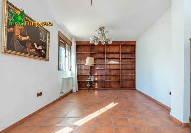 CHALET dividido en dos viviendas con piscina y zona ajardinadas. — 14