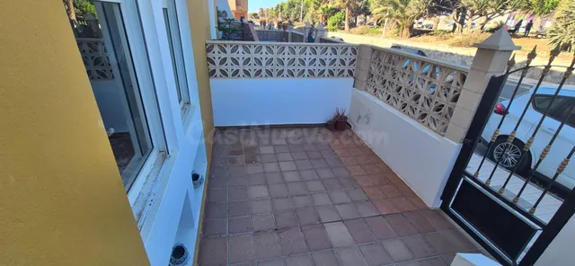 Dúplex con terraza, dos plazas de garaje y trastero en Playa - foto 2