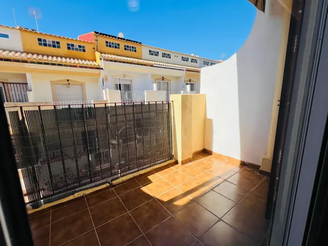 Chalet adosado de 3 dormitorios con terraza y piscina comunitaria en Playa Flamenca — 9