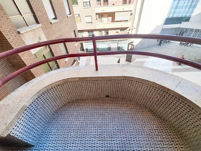 Piso Zona Plaza Mariana Pineda. — 26