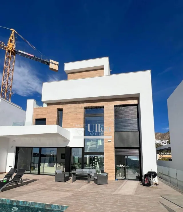 EXCLUSIVA VILLA EN FINESTRA ZONA CAMPANA GARDEN - foto 2