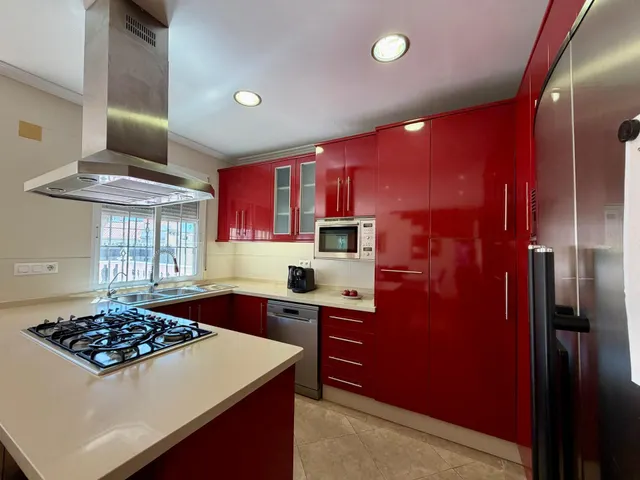 Villa independiente con piscina privada y 6 dormitorios junto a la Laguna Rosa de Torrevieja — 20