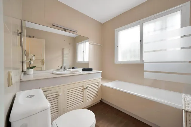 Alquiler larga temporada - Villa Privada con Piscina y Amplio Jardín en Cerrado de Elviria, Marbella — 29