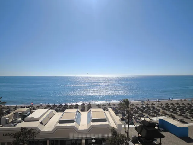 PRIMERA LÍNEA DE PLAYA. ZONA CENTRO DE FUENGIROLA. 3 DORMITORIOS. 2 BAÑOS. 1 ASEO — 4
