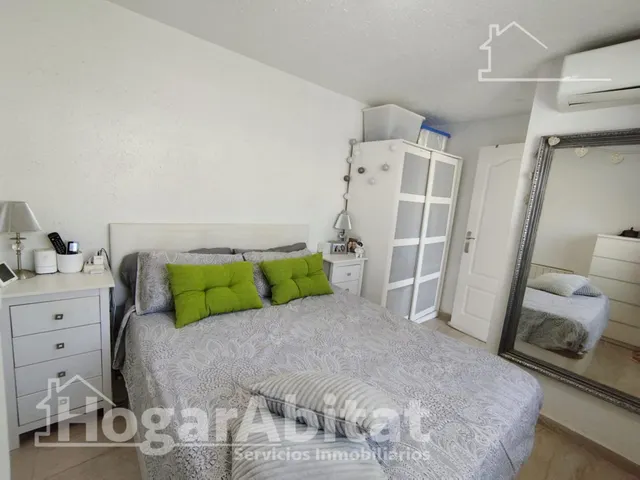 Espacio exterior, luz y privacidad en este adosado reformado en esquina con gran terraza y piscina comunitaria — 26