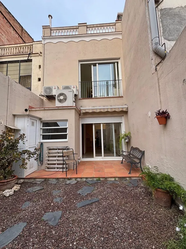 Espectacular Casa Unifamiliar con 2 Terrazas y Patio en el corazón de Hospitalet Centro — 21