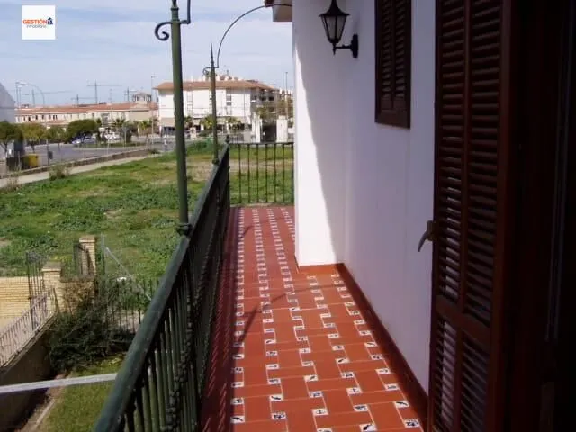 Casa independiente en parcela de 975 m2 con piscina — 25