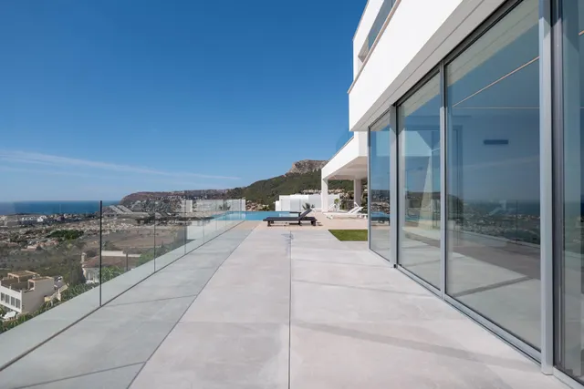 Villa de reciente construcción con vistas panorámicas — 20