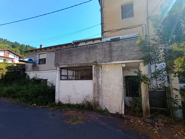 Venta de vivienda en planta primera y local en  planta baja unido a edificio de dos alturas en Gordexola — 4