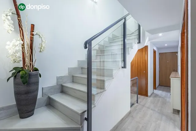 Amplia casa de 182 m2 con patio, gran sótano y a menos de 5 minutos del metro — 14