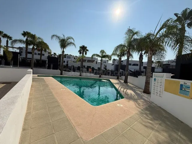 CASA DE UNA PLANTA CON SOLARIUM PRIVADO Y PISCINA | CERCA DE LA FUENTE — 23