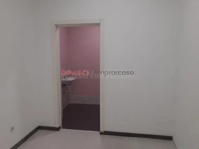 ALQUILER BAJO ACONDICIONADO CON GRAN ESCAPARATE — 11