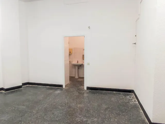 Amplio Local Comercial en Sant Antoni, Barcelona - Oportunidad de venta Única — 17