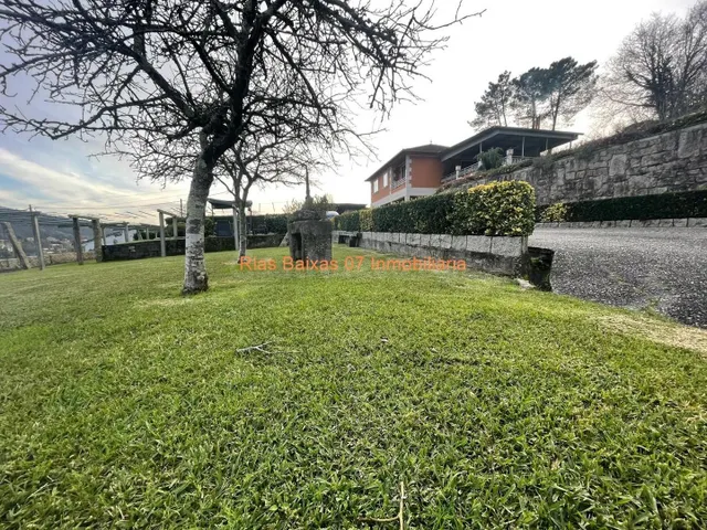 REF 4206 CASA 5 DORM. CON AMPLIA PARCELA CERRADA ( MOS )