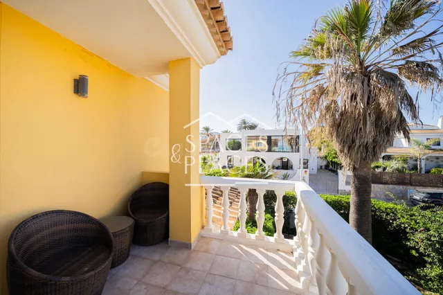 Chalet con cinco dormitorios y piscina frente el mar en Cull - foto 3