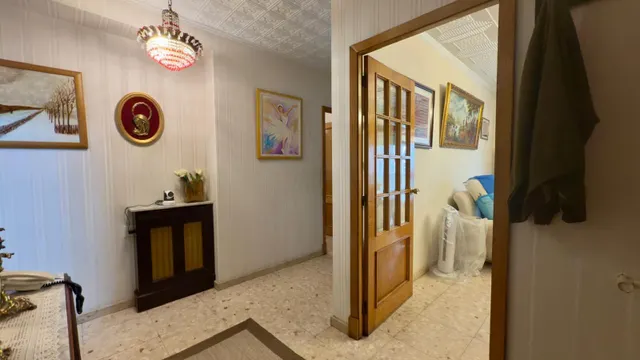 ¡Tu nuevo hogar en este encantador piso en un edificio con carácter del año 1975 y 4 habitaciones! — 9