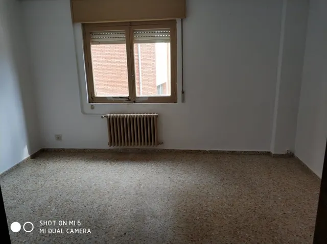 SE VENDE PISO EN EL CENTRO, 3 HAB., SALÓN, COCINA, BAÑO, TRASTERO, 2º SIN ASCENSOR. — 7