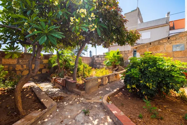 CASA UNIFAMILIAR CON TERRENO URBANO Y GRANDES POSIBILIDADES EN OFRA — 48