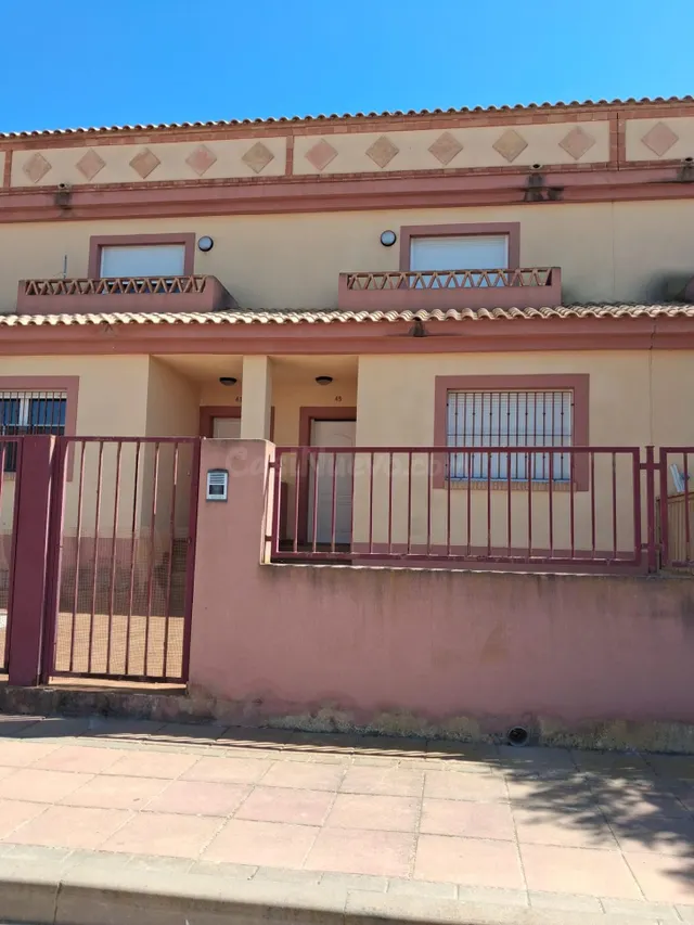 SE VENDE ADOSADO EN LOS ALCÁZARES DE 4 habitaciones