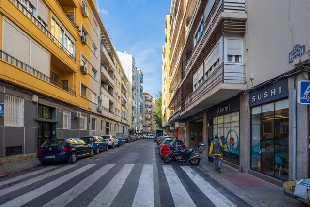 SE VENDE PEQUEÑO LOCAL, BARATO Y MUY CÉNTRICO JUNTO RECOGIDAS, IDEAL INVERSORES — 18