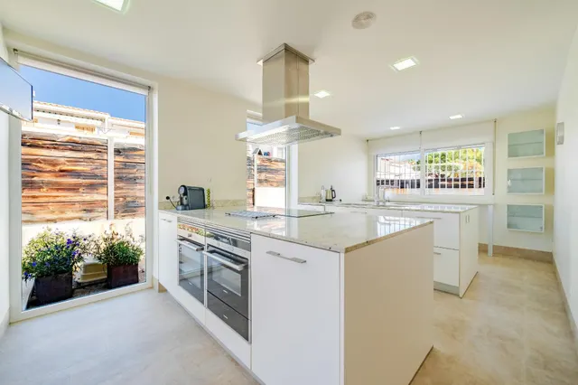 Villa independiente con piscina y 893 m2 de parcela en Benicàssim: espacio, diseño y privacidad — 13