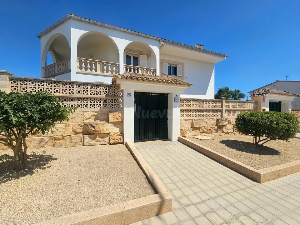 Exceptional Detached Corner Villa with Swimming Pool and Prime Location