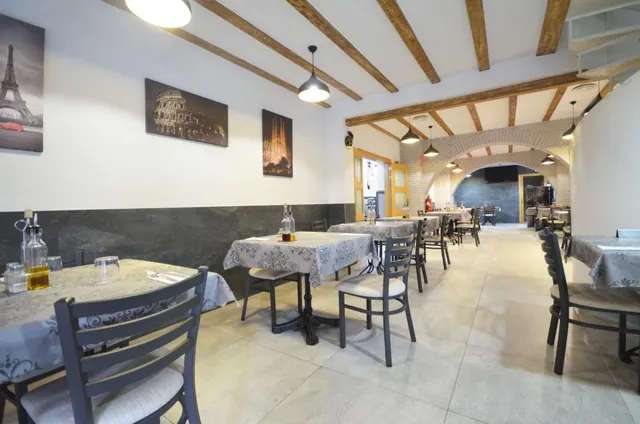 Negocio de restaurante-bar en funcionamiento en local esquinero de 402 m2 — 26
