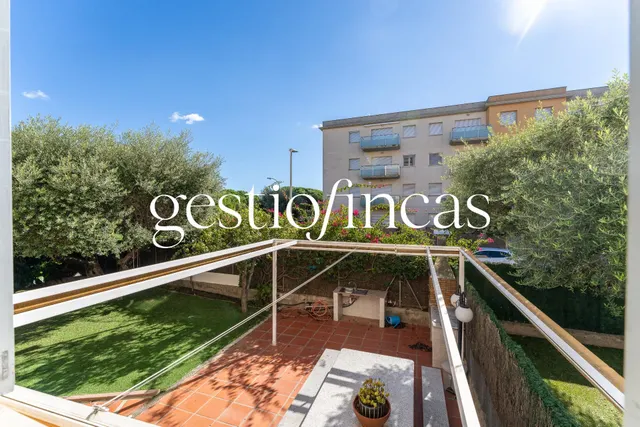 Espectacular bajo con gran jardín privado, piscina y parking a 5 minutos del mar — 26