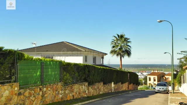 EMPIRE HOMES VENDE Chalet en "La Sierrilla" (Cáceres) - foto 5