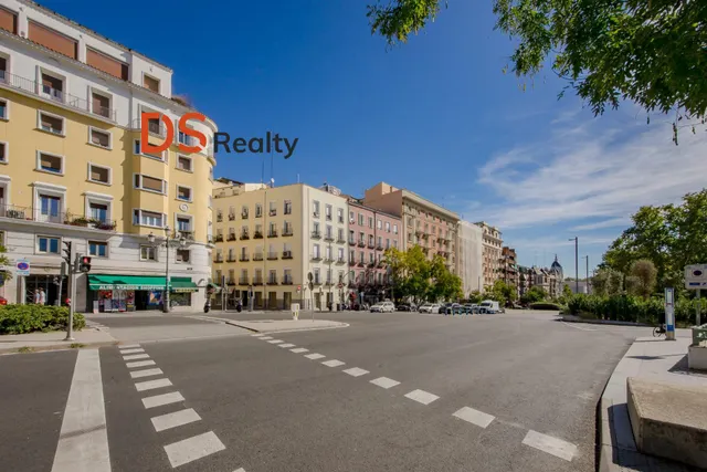 Ds realty presenta | vivienda exterior con tres balcones y terraza frente al templo de debod — 42