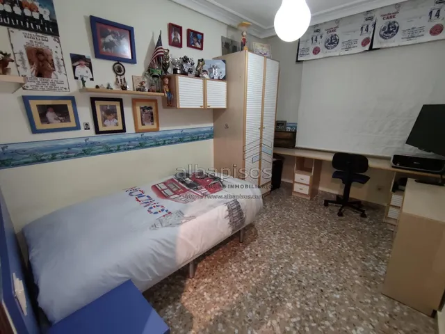 PISO DE CUATRO habitaciones SIN ASCENSOR. MUY BUENA ZONA — 8