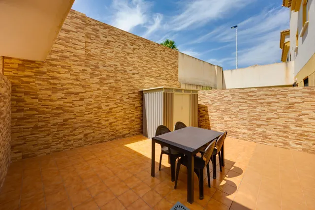Bungalow con 2 jardines, garaje y piscina comunitaria en Torrevieja, los balcones — 7