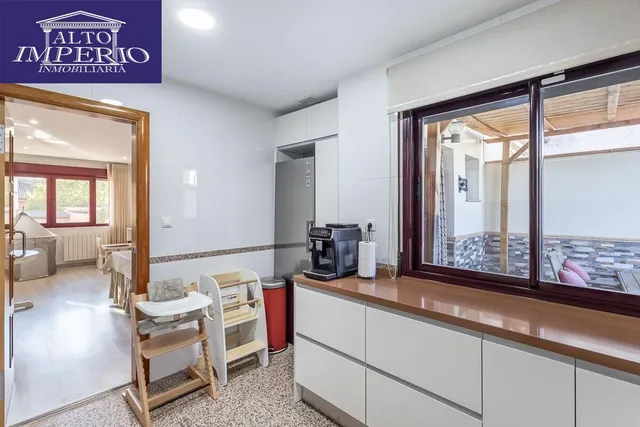 Amplia casa de 182 m2 con patio, gran sótano y a menos de 5 minutos del metro — 8