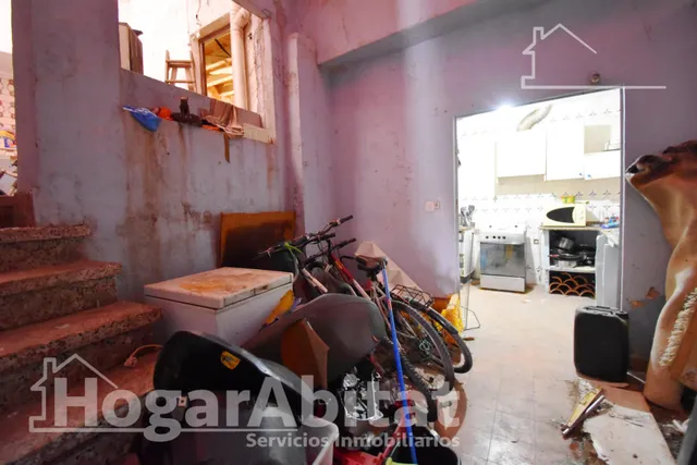 ¡ECONOMICA! AMPLIA CASA CON TERRAZA Y CON MUCHAS POSIBILIDADES — 25