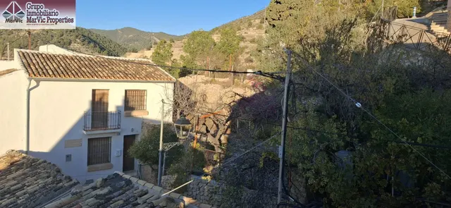 CASA DE DOS PLANTAS EN SELLA CON BUARDILLA — 23