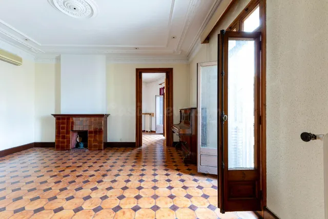 Inmobiliaria en Barcelona . Venta de piso finca regia en Ens - foto 2