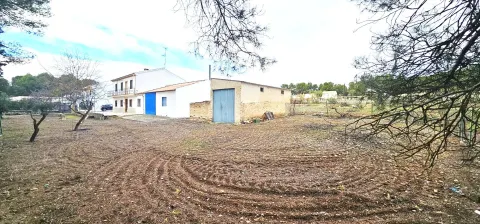 VILLA CON ALTO POTENCIAL DE EXPLOTACIÓN TURÍSTICA FRENTE AL PANTANO DE LOS BERMEJALES (GRANADA)