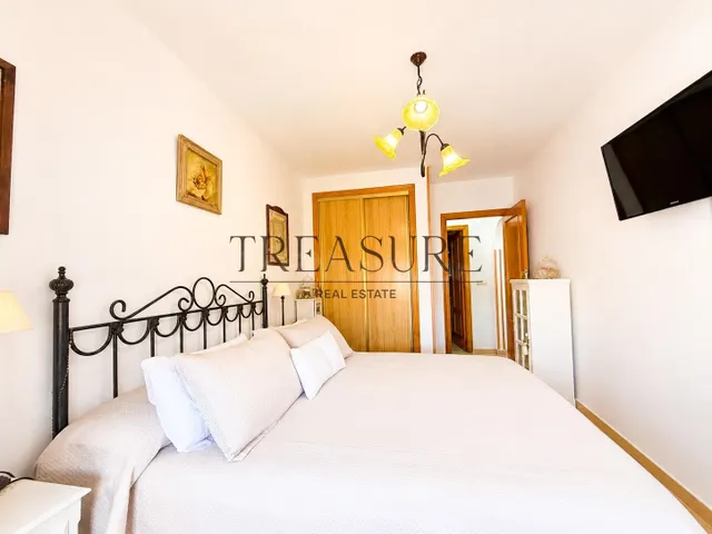 Apartamento en primera línea de mar con plaza de garaje, dos piscinas y orientación sur – Villa Cristal, Playa Paraíso — 9