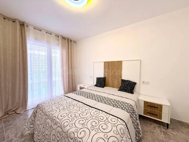 Apartamento reformado de 2 dormitorios en primera línea de Playa del Cura con vistas laterales al mar — 5