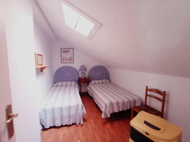 VENTA DE CHALET Y APARTAMENTO — 33