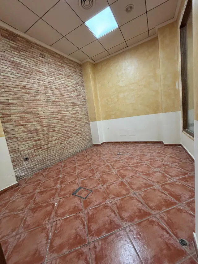 LOCAL COMERCIAL DE 300 m2 – ALQUILER CON OPCIÓN DE COMPRA — 27