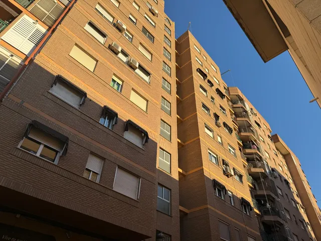 EXCELENTE ZONA, PISO TOTALMENTE EXTERIOR CON LA MEJOR ORIENTACION- ESTE, MUY LUMINOSO, 7º PISO, BUENA FINCA CARAVISTA. — 13