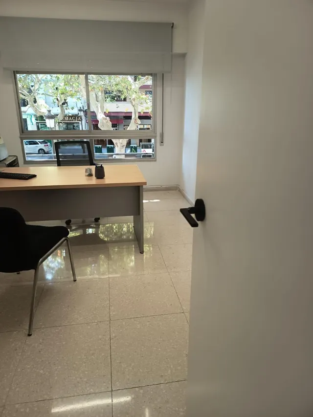 Despachos entre 14 a 20 m2, totalmente reformado y mucha luz natural, situado en pleno centro, con facilidades de parking — 30